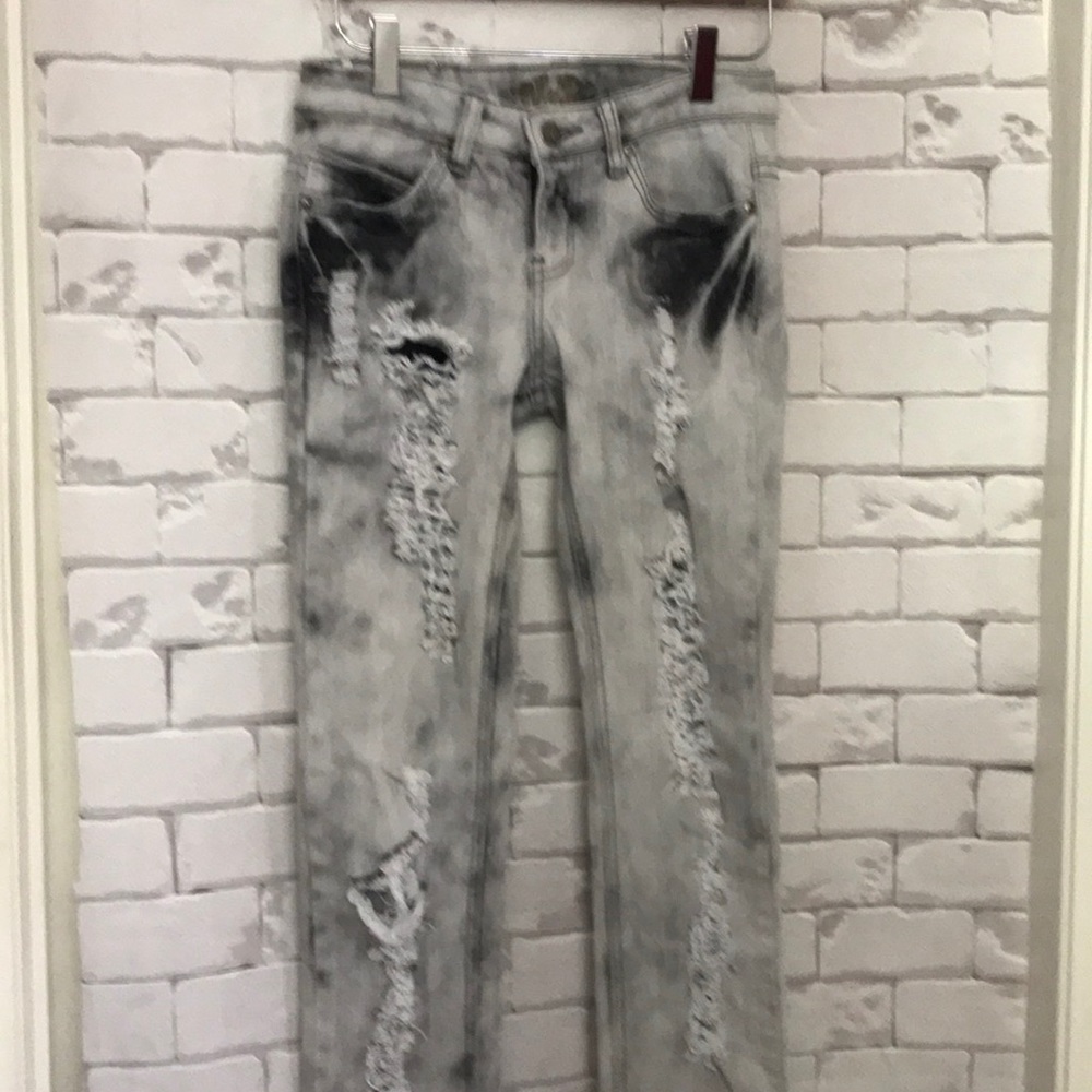 Women’s juniors Red Rivet ripped skinny jeans